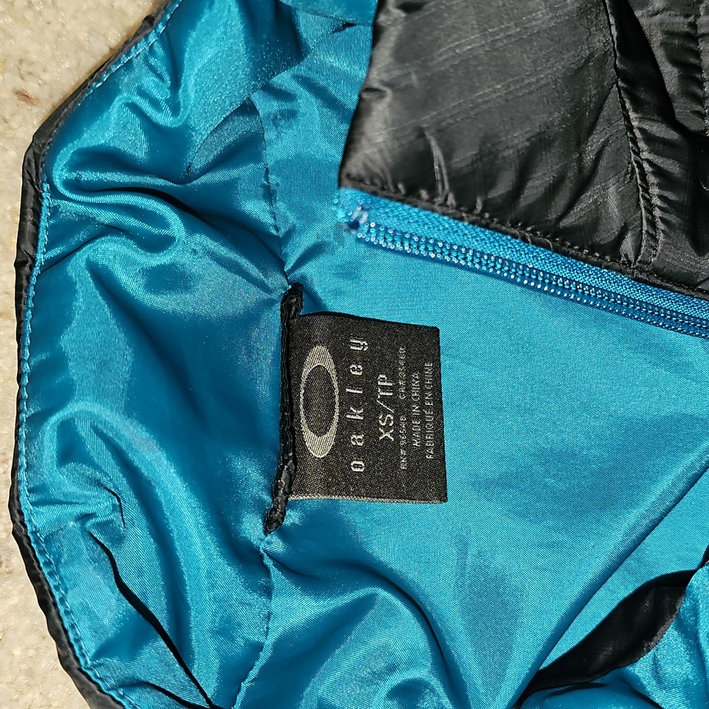 🩵Oakley Teal Blue and Black Jacket - Picture 2 of 7